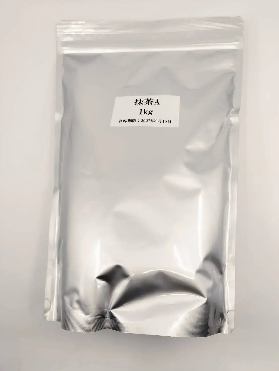 1kg bag of premium Japanese matcha tea, labeled '抹茶A' with best-by date, in silver resealable pouch